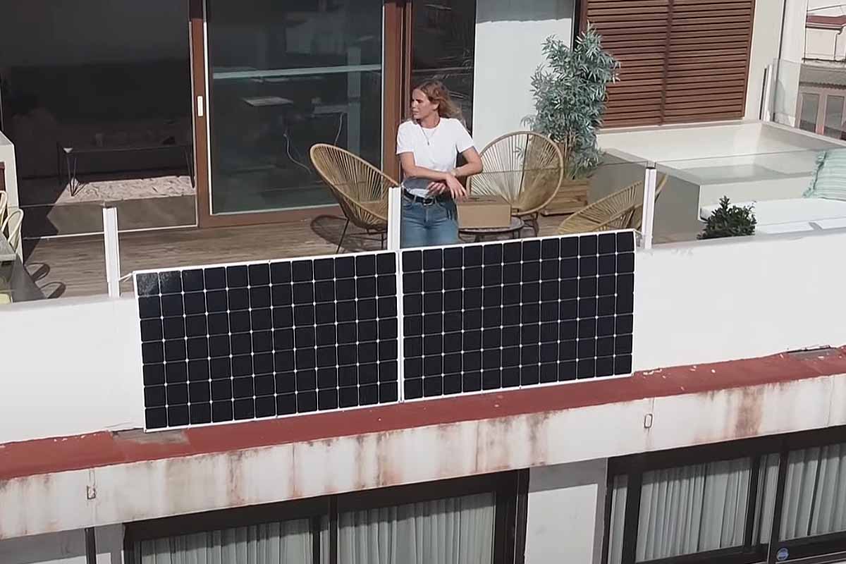 Un panneau solaire prêt à l'emploi avec une unité de stockage.