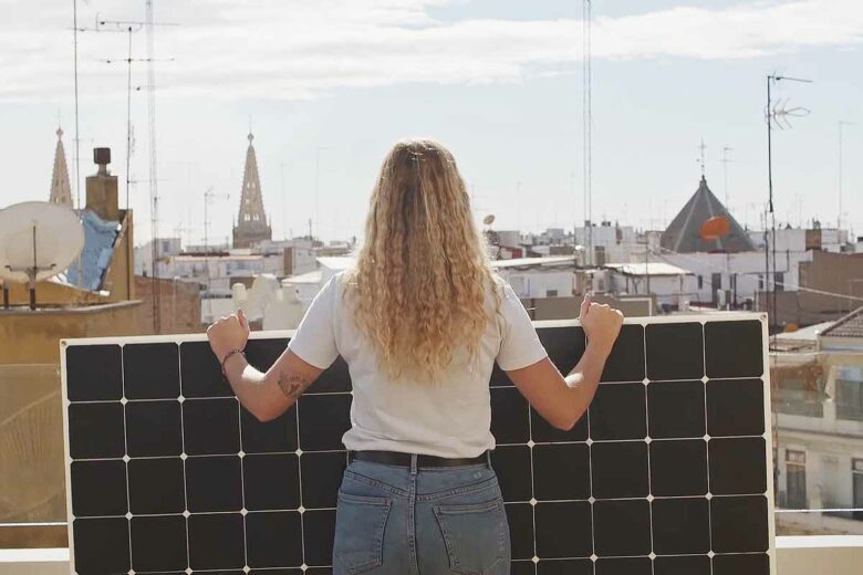 Une installation simplifiée pour produire de l'énergie sur un balcon.