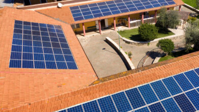Le module PVT se compose de cellules solaires pour convertir l'énergie solaire en électricité et d'un échangeur de chaleur pour générer de l'énergie thermique.