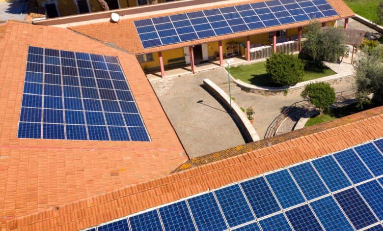 Le module PVT se compose de cellules solaires pour convertir l'énergie solaire en électricité et d'un échangeur de chaleur pour générer de l'énergie thermique.