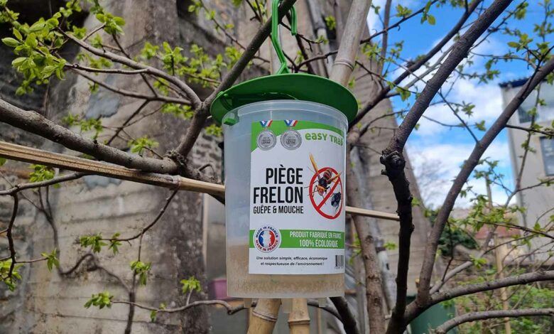 Le piège Easy Trap suspendu à un arbre.
