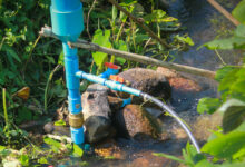 Le Bélier hydraulique, également appelé bélier de Montgolfier, est un dispositif hydraulique autonome qui utilise la force d'inertie de l'eau pour pomper une petite quantité d'eau à une hauteur supérieure à celle de la source d'eau.