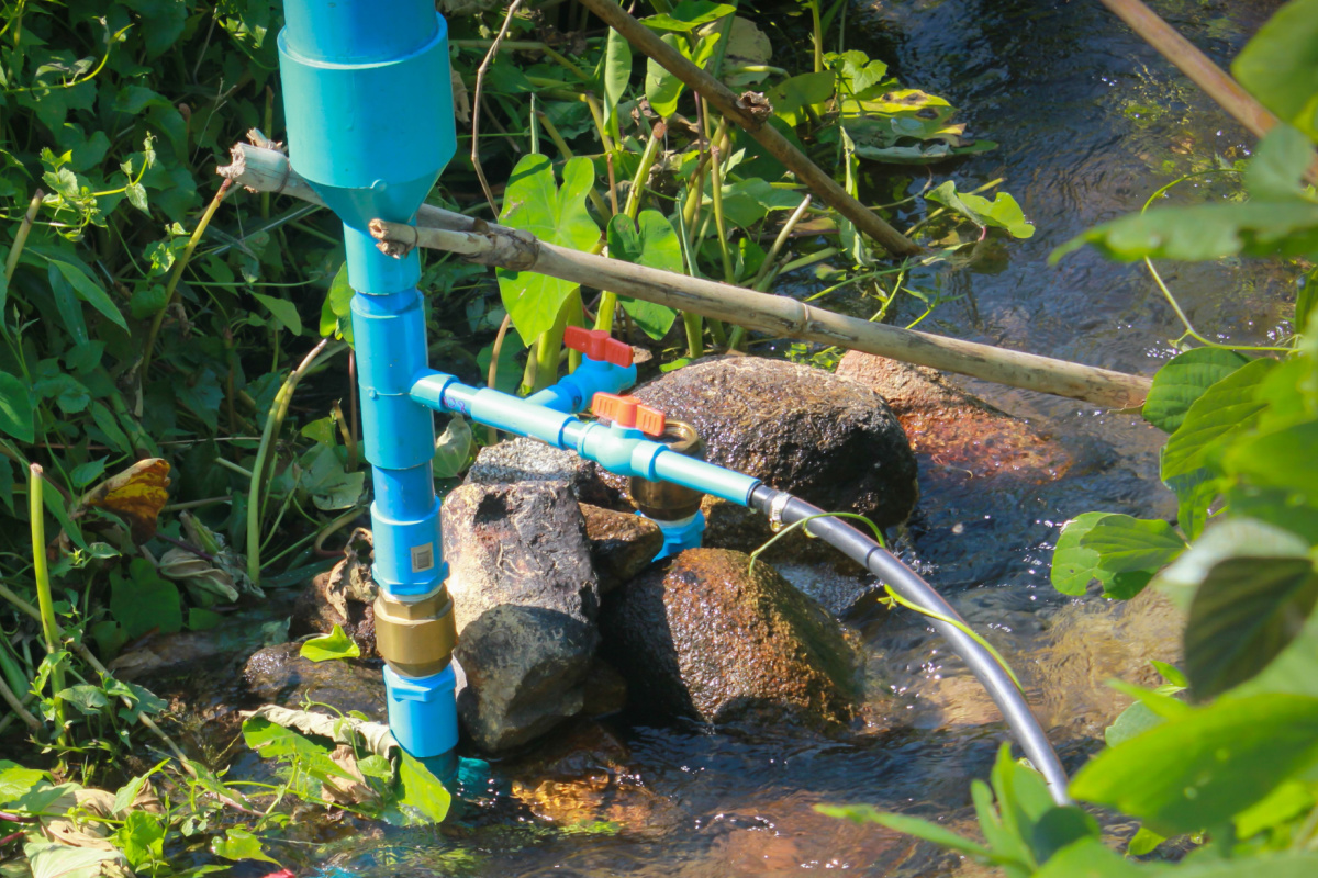 Le Bélier hydraulique, également appelé bélier de Montgolfier, est un dispositif hydraulique autonome qui utilise la force d'inertie de l'eau pour pomper une petite quantité d'eau à une hauteur supérieure à celle de la source d'eau.