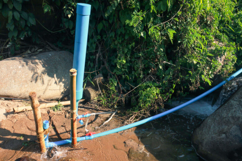 Le bélier hydraulique est souvent utilisé dans les régions rurales pour pomper de l'eau à partir de sources peu profondes ou de rivières, sans avoir besoin d'une source d'énergie externe telle qu'un moteur électrique ou à combustion interne.