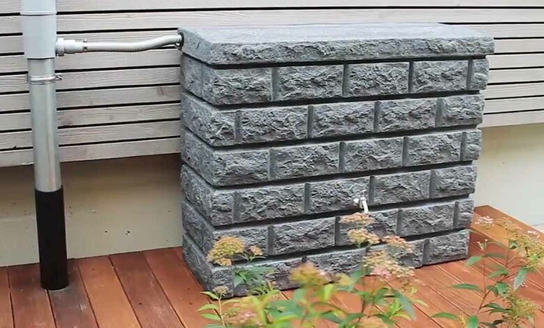 Le récupérateur d'eau de pluie couleur gris granit.