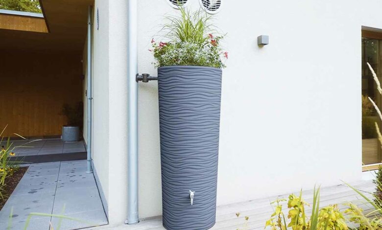 Un récupérateur d'eau de pluie de gouttière design et décoratif.
