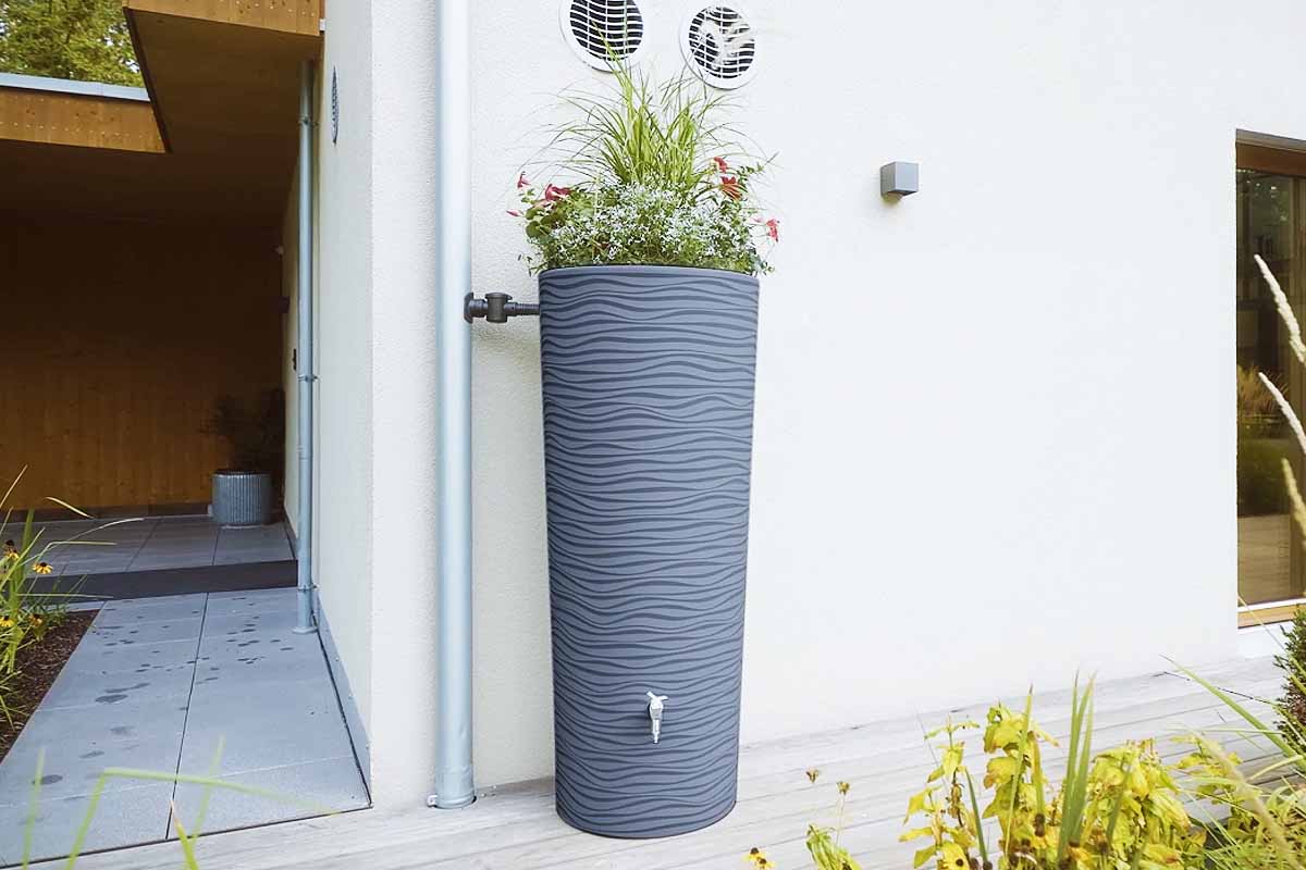Un récupérateur d'eau de pluie de gouttière design et décoratif.
