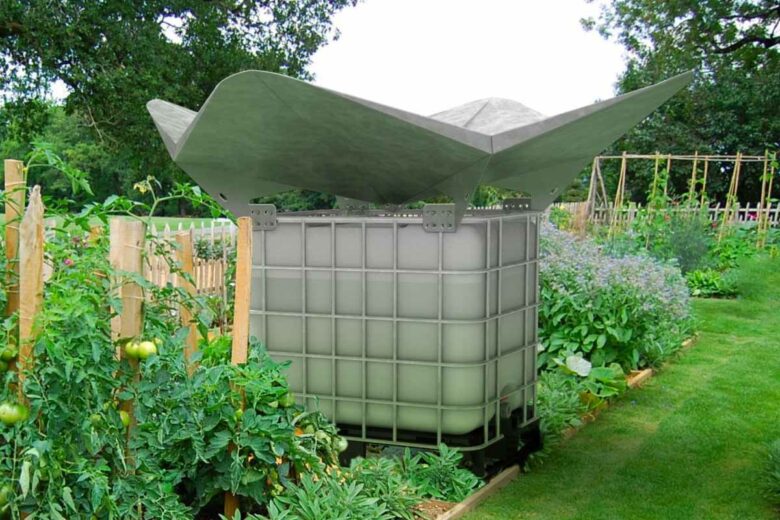 Cette invention permet de collecter l’eau de pluie directement dans un réservoir.