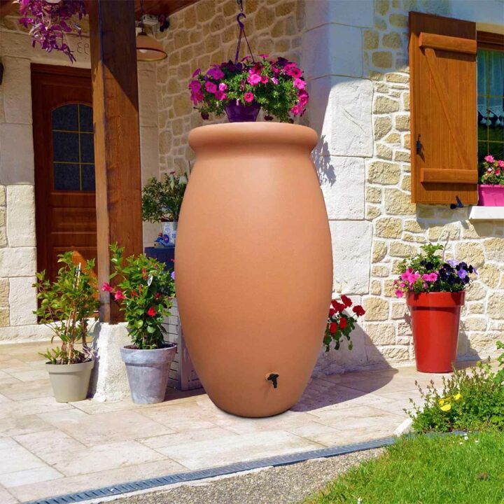 Un récupérateur d'eau de pluie imitation pot en terre cuite.