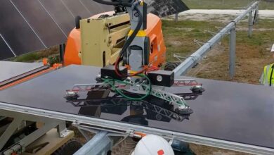Le robot mobile est optimisé pour prendre en charge le transfert, la manipulation et le placement de modules photovoltaïques (PV), améliorant ainsi la sécurité et l'efficacité de la construction de champs solaires.