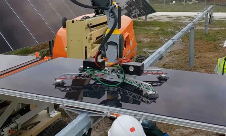 Le robot mobile est optimisé pour prendre en charge le transfert, la manipulation et le placement de modules photovoltaïques (PV), améliorant ainsi la sécurité et l'efficacité de la construction de champs solaires.