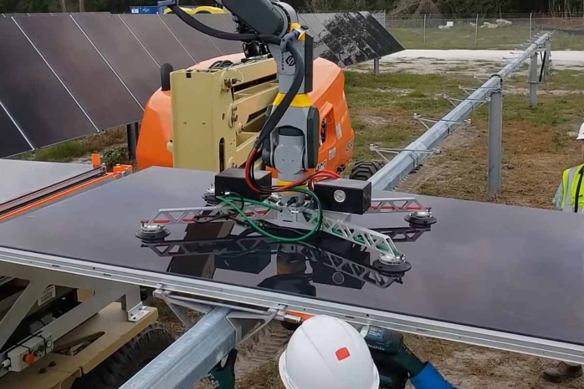 Le robot mobile est optimisé pour prendre en charge le transfert, la manipulation et le placement de modules photovoltaïques (PV), améliorant ainsi la sécurité et l'efficacité de la construction de champs solaires.