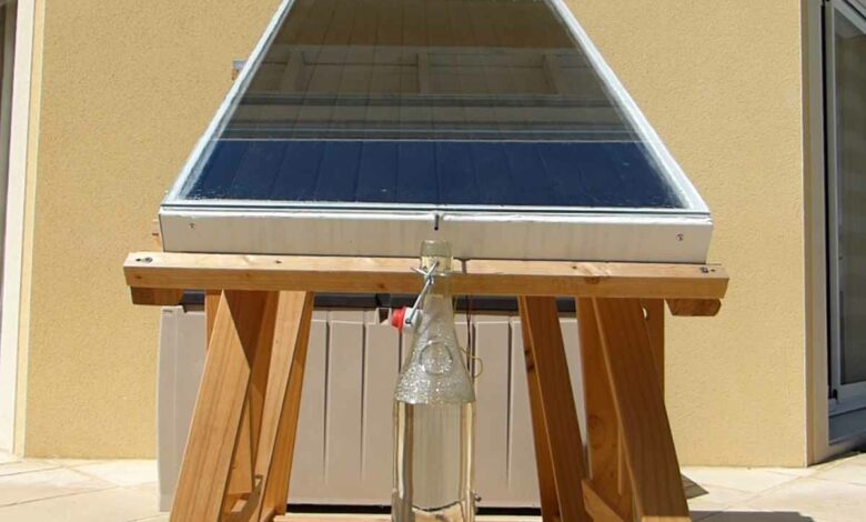 L'invention d'un panneau capable de produire jusqu’à 2 l d’eau par jour.