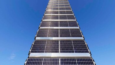 L'invention d'une tour photovoltaïque qui permet de réduire de 90 % l'espace occupé par les panneaux solaires.