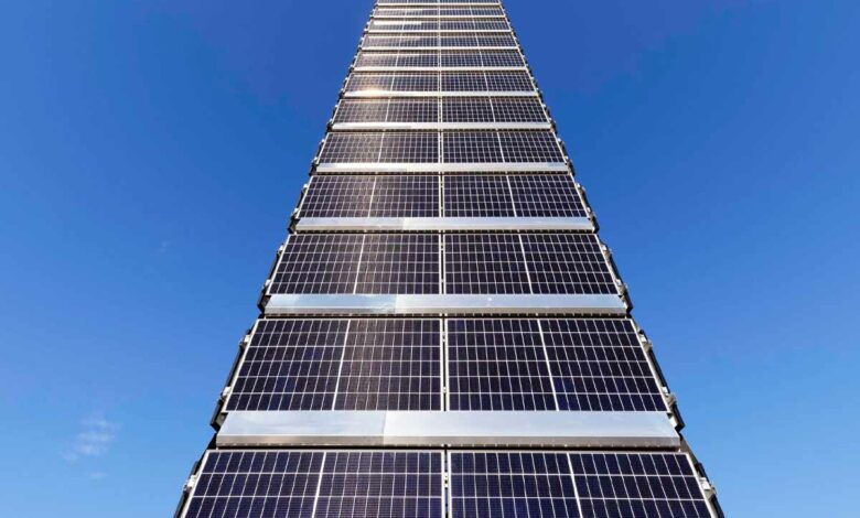 L'invention d'une tour photovoltaïque qui permet de réduire de 90 % l'espace occupé par les panneaux solaires.