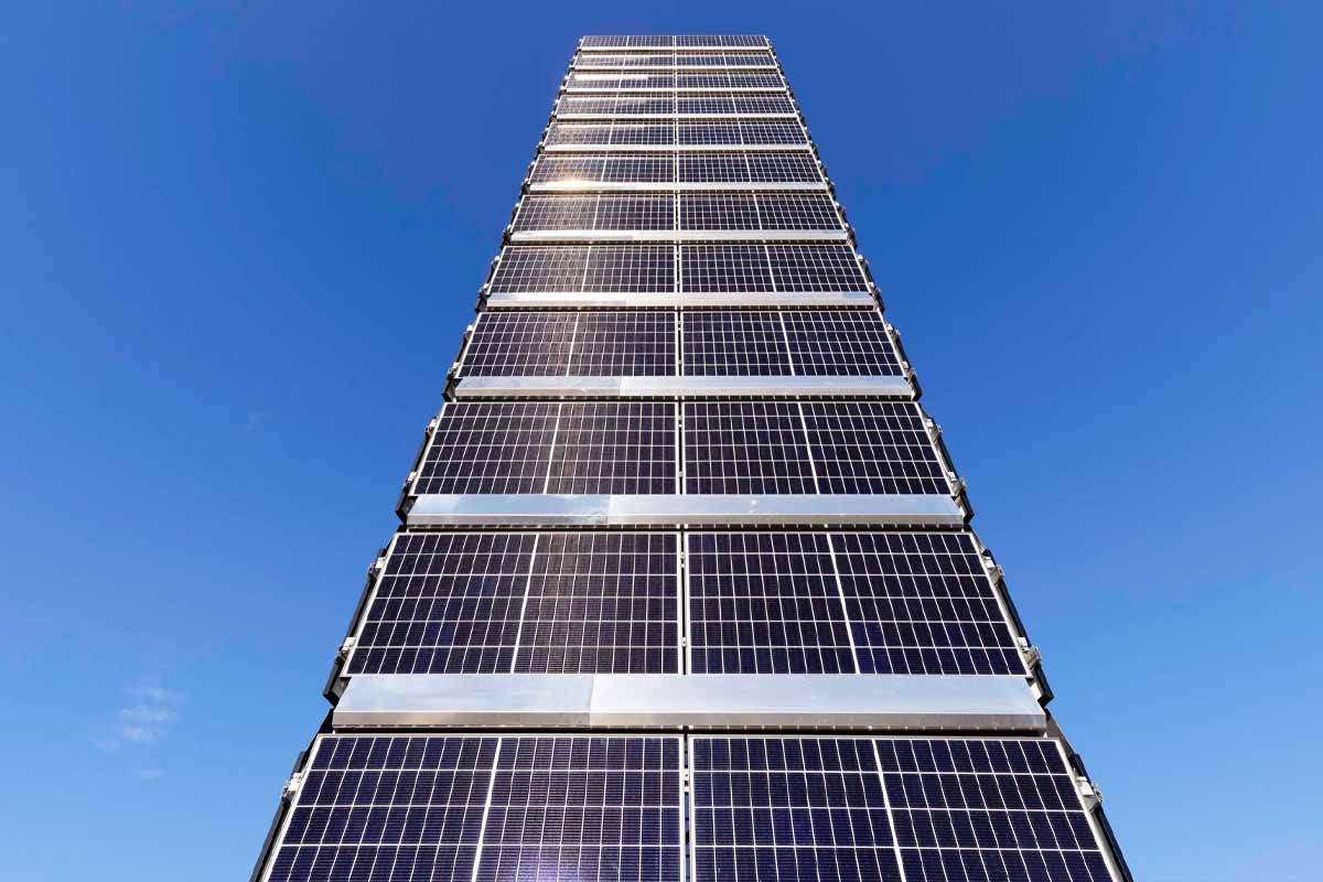L'invention d'une tour photovoltaïque qui permet de réduire de 90 % l'espace occupé par les panneaux solaires.