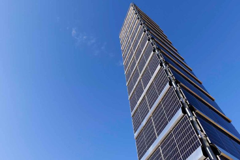 An innovative tower lined with solar panels to produce energy in the least possible space.