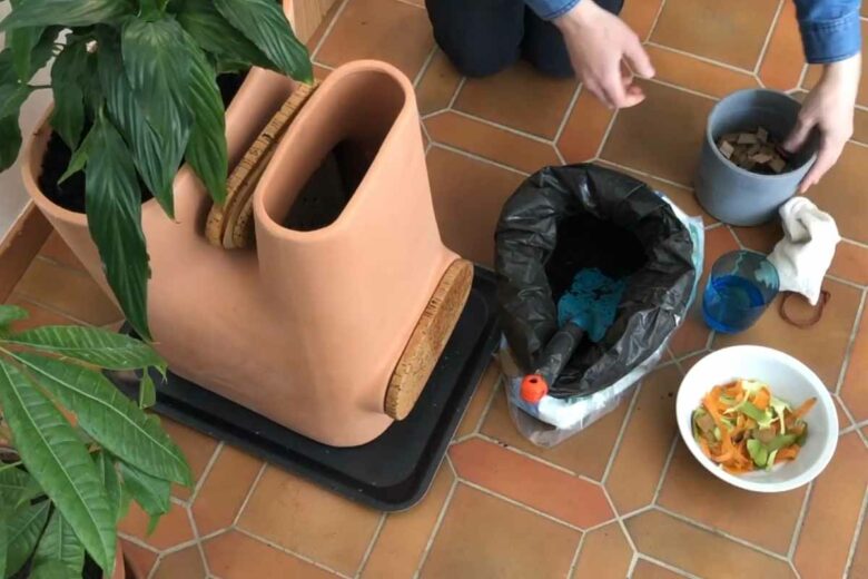 Le pot de fleurs composteur