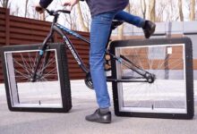 Il fabrique un vélo avec des roues carrées.