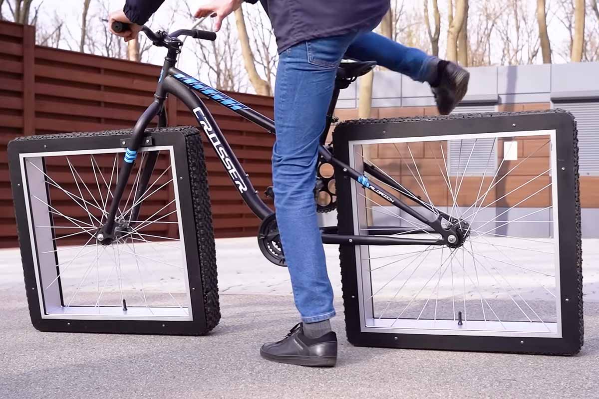 Il fabrique un vélo avec des roues carrées.