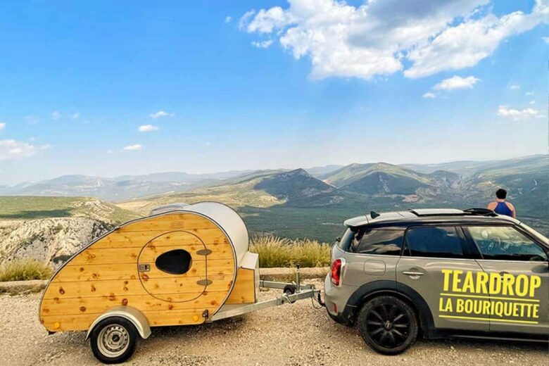 Une petite caravane équipée d'un panneau solaire. 