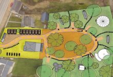 La municipalité de Plouigneau (29) prévoit d'aménager et de mettre à disposition un terrain communal de 4800 m² situé en plein centre bourg, via un bail emphytéotique de 99 ans. Ce terrain accueillera une maison de caractère rénovée et abritera sept habitats réversibles, ainsi que des espaces communs tels qu'une buanderie, une cuisine partagée, une salle commune et une chambre d'amis.