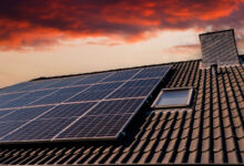 Hestiom propose une offre pour les particuliers qui associe des panneaux photovoltaïques avec des batteries électriques de stockage.