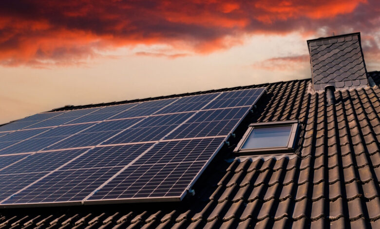 Hestiom propose une offre pour les particuliers qui associe des panneaux photovoltaïques avec des batteries électriques de stockage.