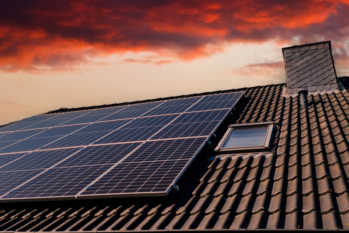 Hestiom propose une offre pour les particuliers qui associe des panneaux photovoltaïques avec des batteries électriques de stockage.