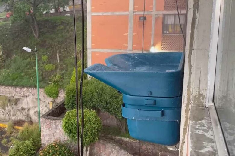 L'invention d'un récupérateur d'eau de pluie de fenêtre.