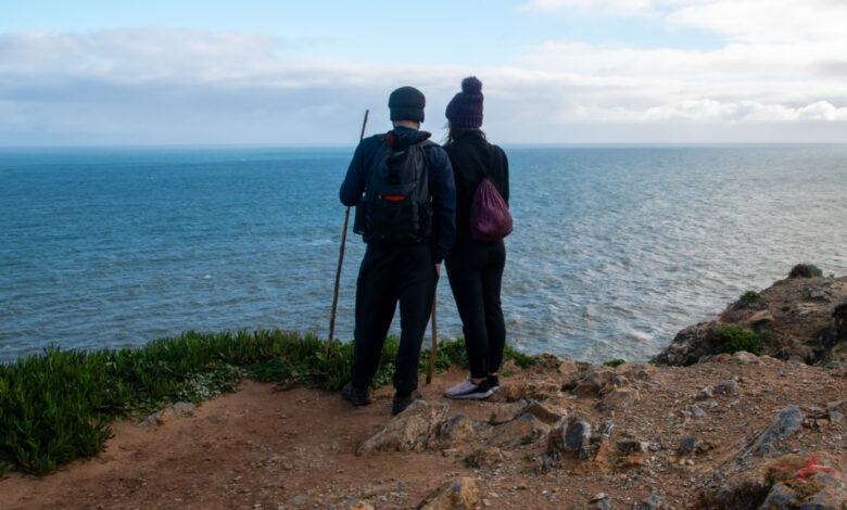 Un couple sans enfant devant la mer.