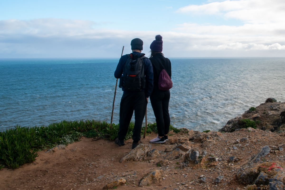 Un couple sans enfant devant la mer.