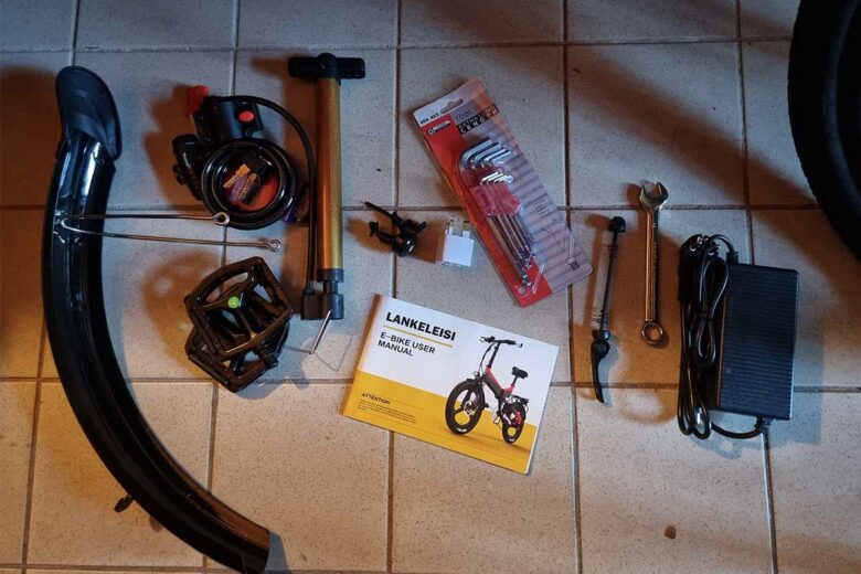 Les accessoires livrés avec le vélo.