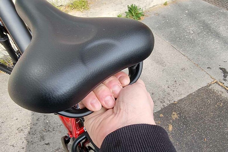 Une poignée sous la selle, très pratique pour déplacer le vélo.