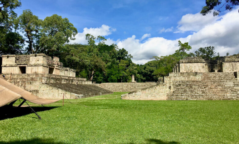 Copán est un site archéologique de la civilisation maya situé dans la région de Copán, non loin de la frontière avec le Guatemala. C'était la capitale d'une importante période classique.