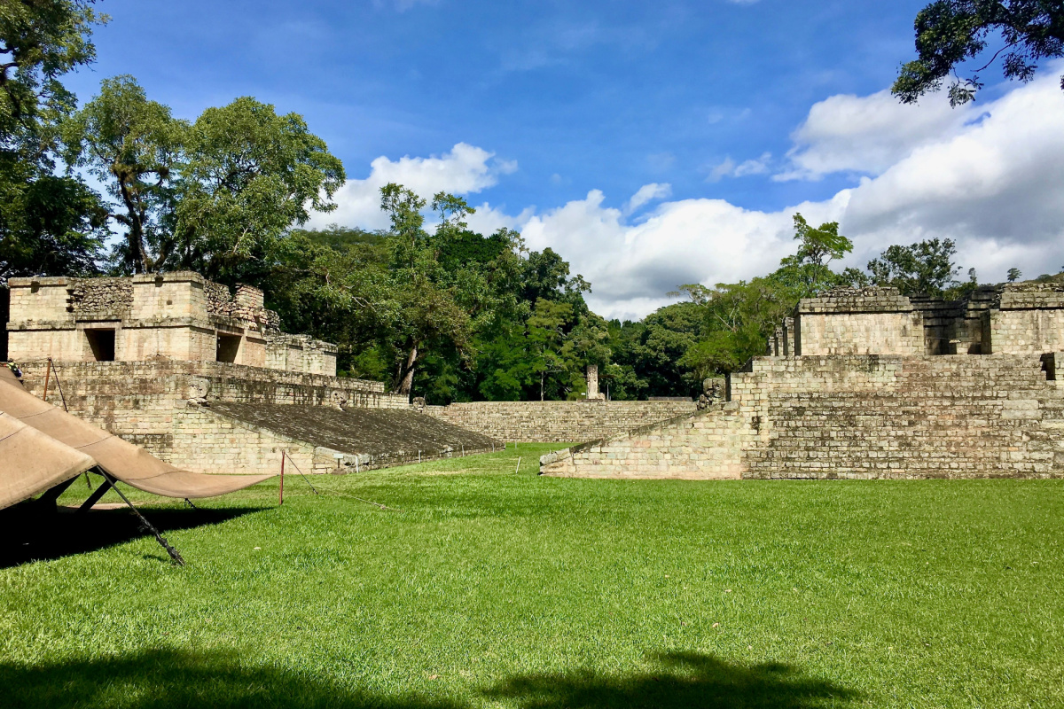 Copán est un site archéologique de la civilisation maya situé dans la région de Copán, non loin de la frontière avec le Guatemala. C'était la capitale d'une importante période classique.