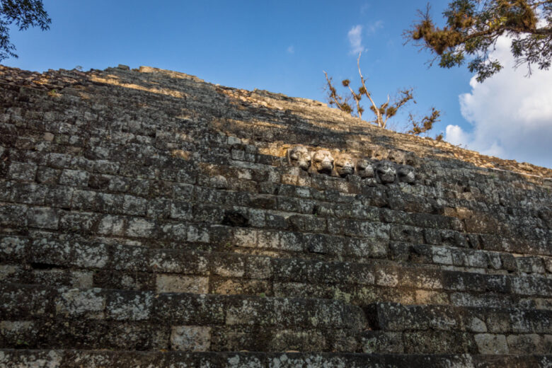 Le temple 16 de l'Acropole de Copán était dédié à la guerre, à la mort et à la vénération des anciens souverains (comme l'autel Q).