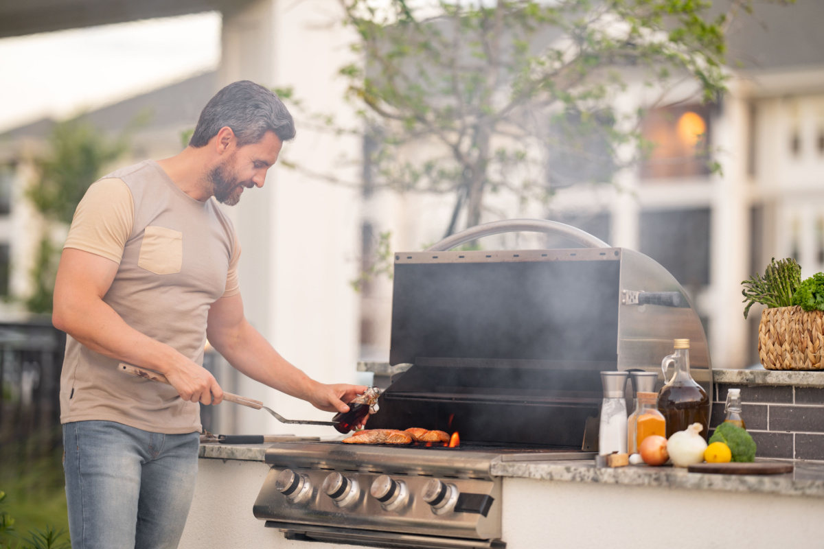 Vendogril : un jeune retraité invente et brevète un barbecue vertical et  multifonction, meilleur pour la santé - NeozOne