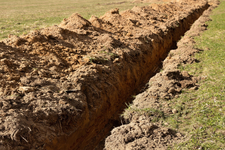 Des fossés de 50 centimètres de profondeur pour économiser l'eau d'arrosage.