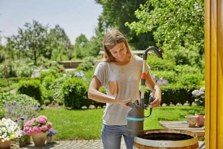 Une pompe pour utiliser l'eau de pluie dans le jardin.