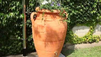 Un réservoir décoratif pour le jardin pour collecter l'eau de pluie.