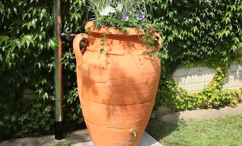 Un réservoir décoratif pour le jardin pour collecter l'eau de pluie.