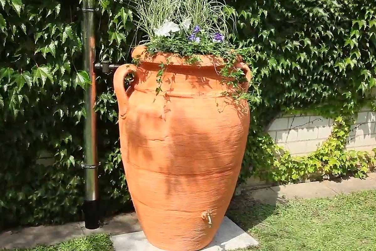 Un réservoir décoratif pour le jardin pour collecter l'eau de pluie.