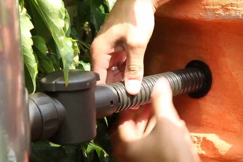 Installer un récupérateur d'eau de pluie sur une gouttière.