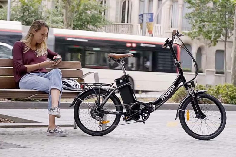 Un vélo de ville pliant et compact. 