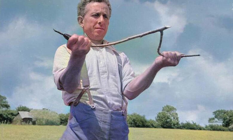 George Casely utilise une brindille de noisetier pour chercher de l'eau dans les environs de sa ferme du Devon, 1942.