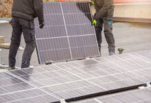 L'installation de panneaux solaires sur une toiture.