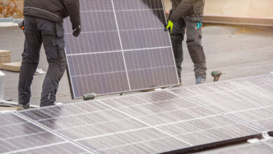 L'installation de panneaux solaires sur une toiture.