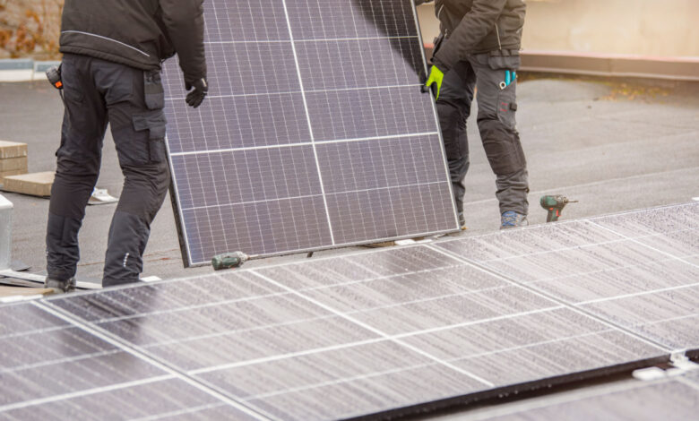 L'installation de panneaux solaires sur une toiture.