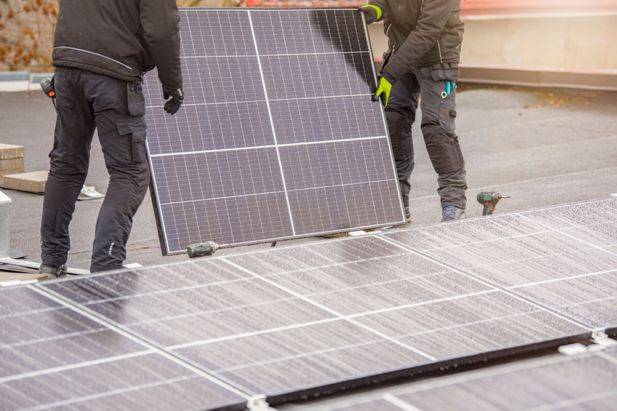 L'installation de panneaux solaires sur une toiture.